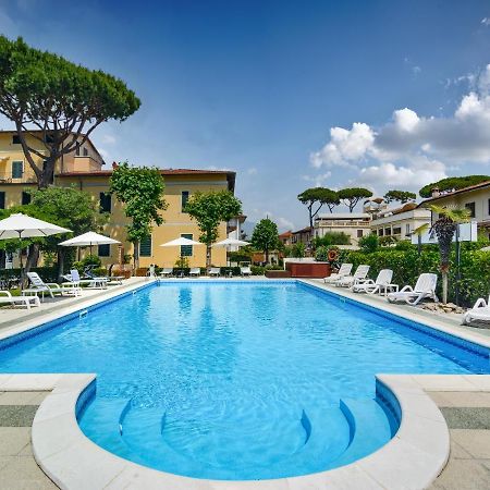 Hotel Apuana مارينا دي بييتراسانْت المظهر الخارجي الصورة