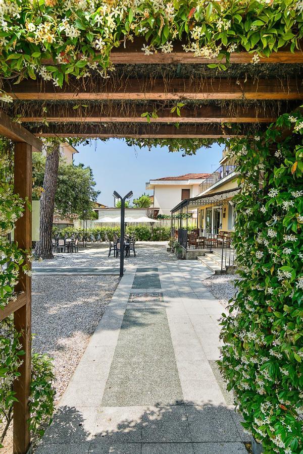 Hotel Apuana مارينا دي بييتراسانْت المظهر الخارجي الصورة