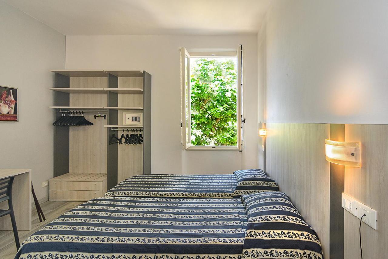 Hotel Apuana مارينا دي بييتراسانْت المظهر الخارجي الصورة