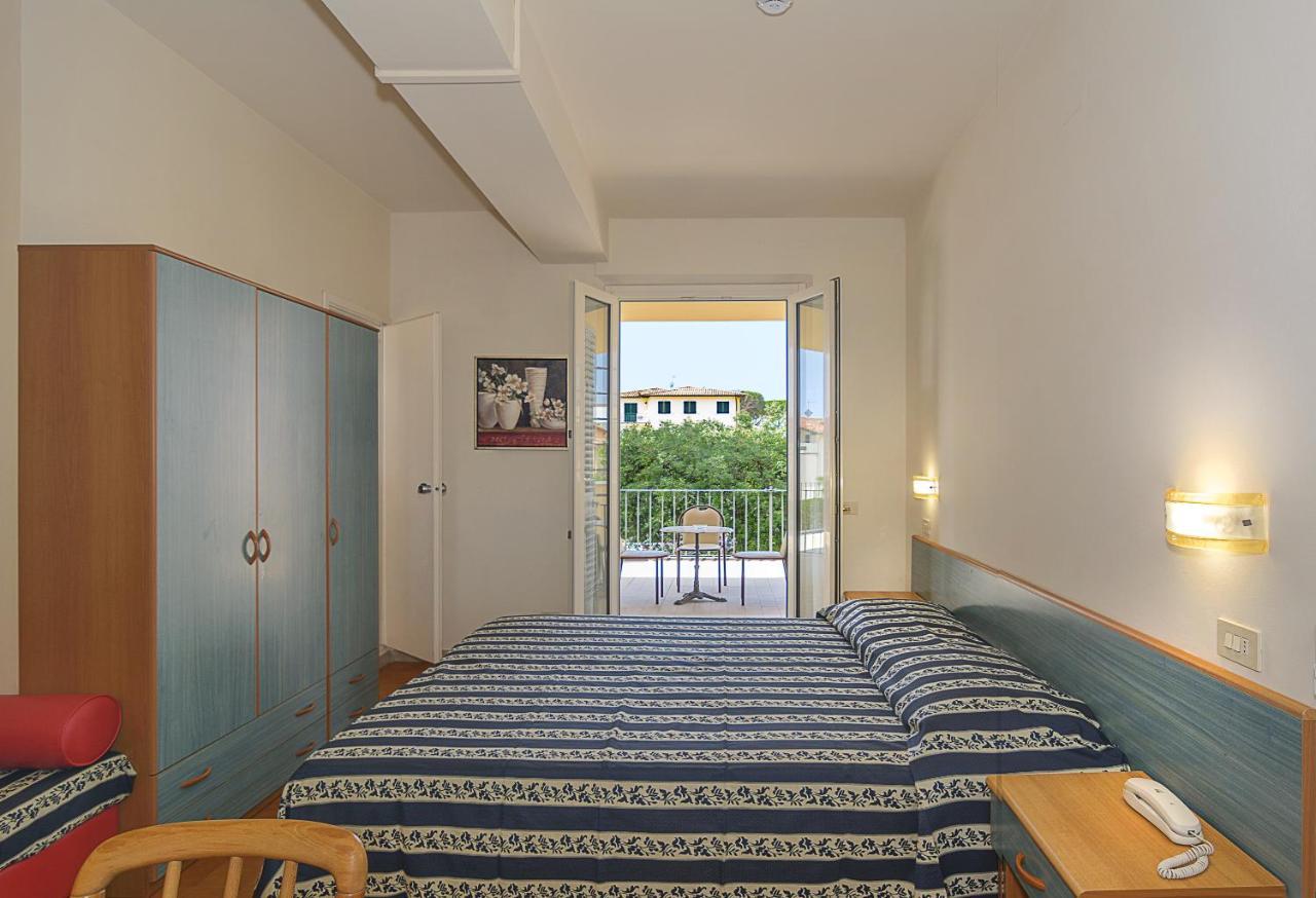 Hotel Apuana مارينا دي بييتراسانْت المظهر الخارجي الصورة