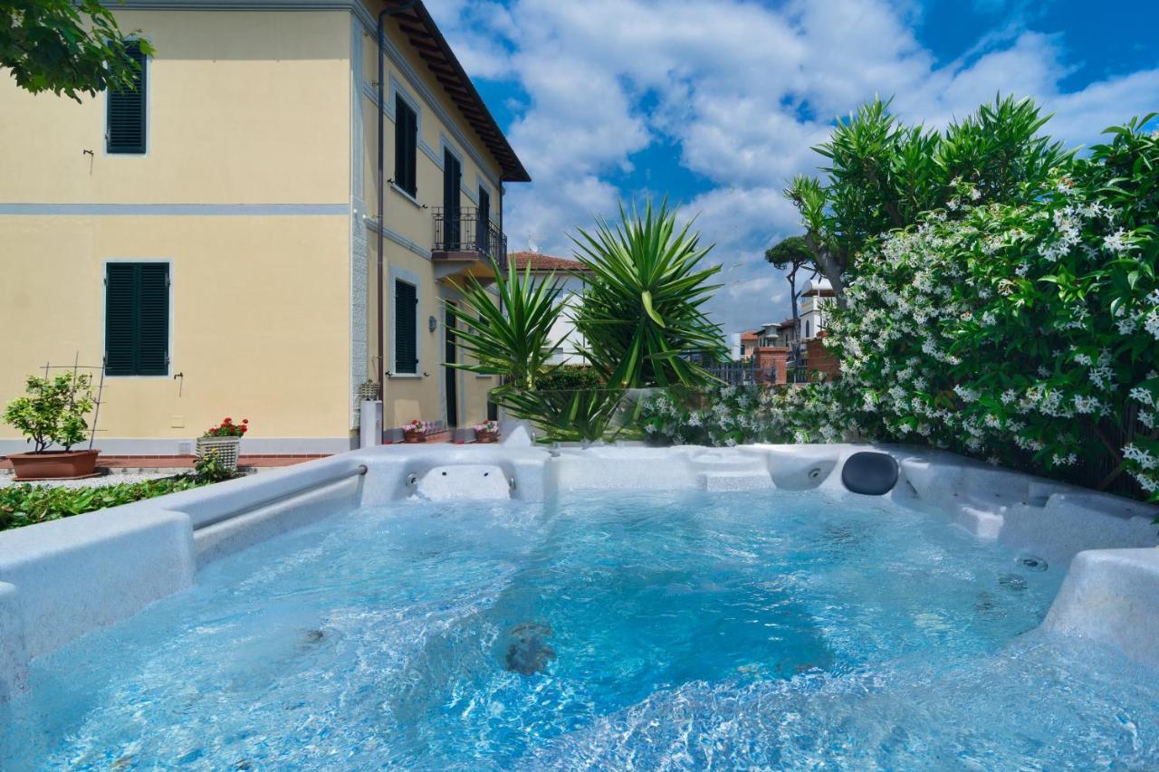 Hotel Apuana مارينا دي بييتراسانْت المظهر الخارجي الصورة