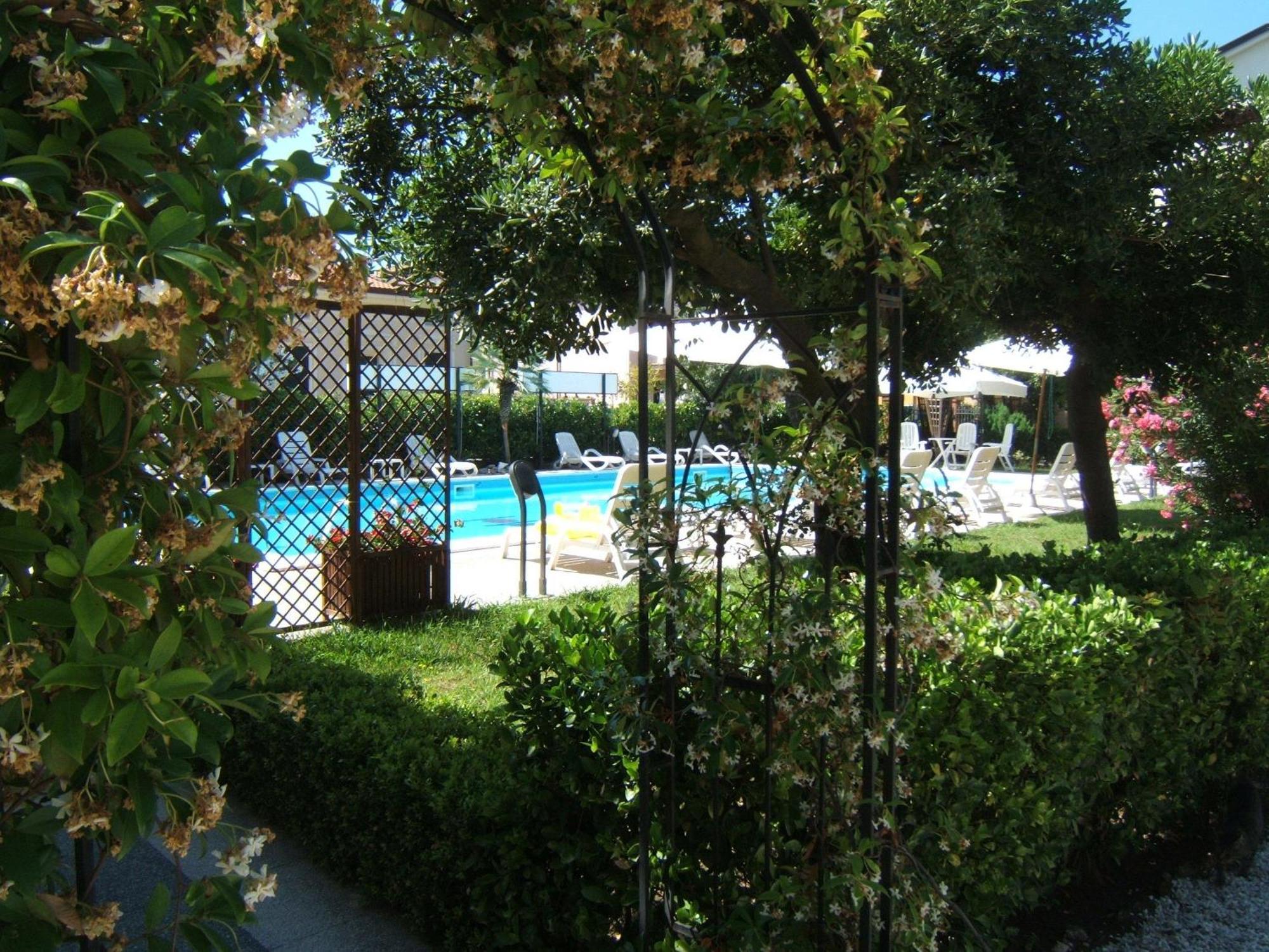 Hotel Apuana مارينا دي بييتراسانْت المظهر الخارجي الصورة