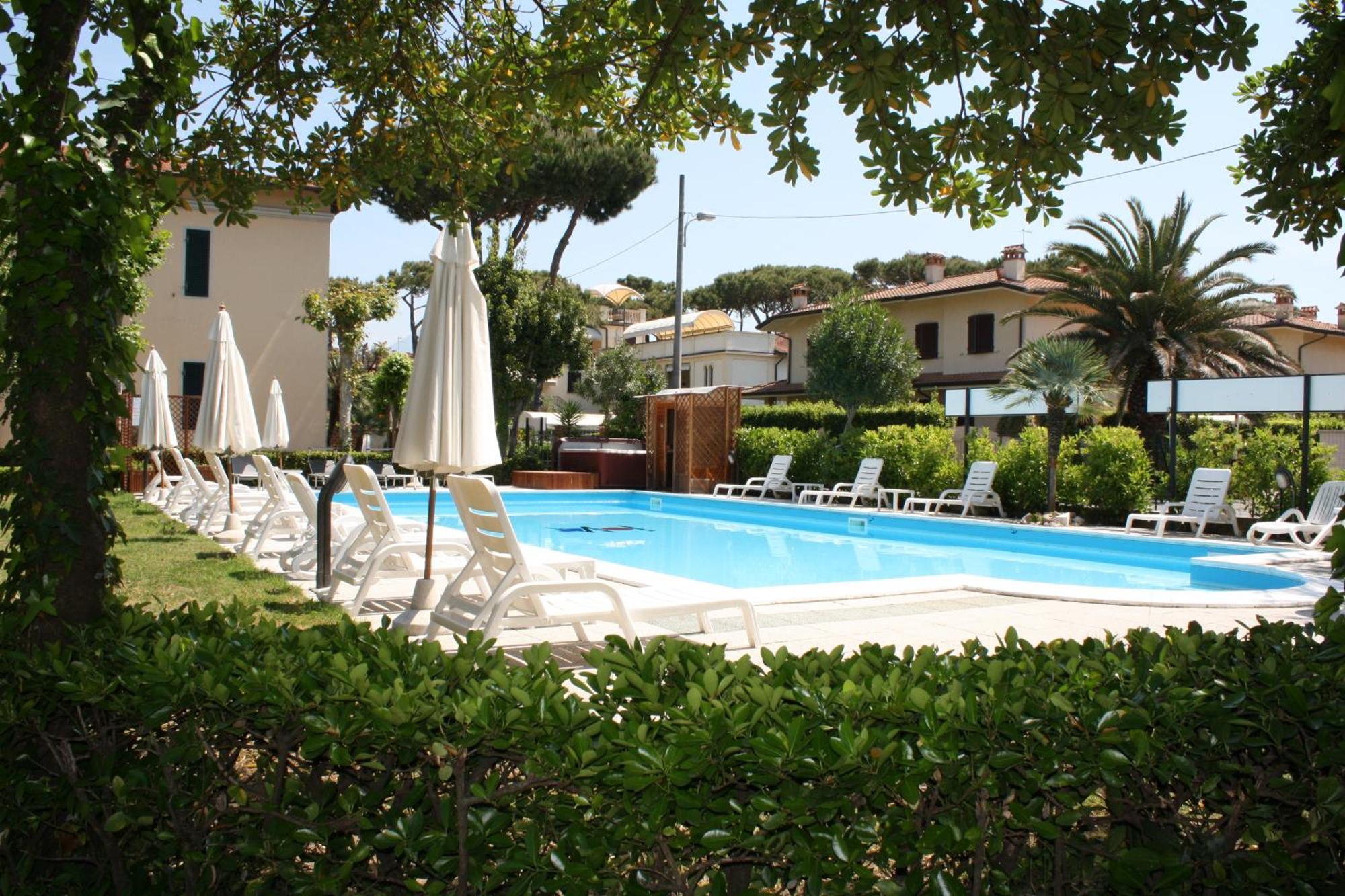 Hotel Apuana مارينا دي بييتراسانْت المظهر الخارجي الصورة