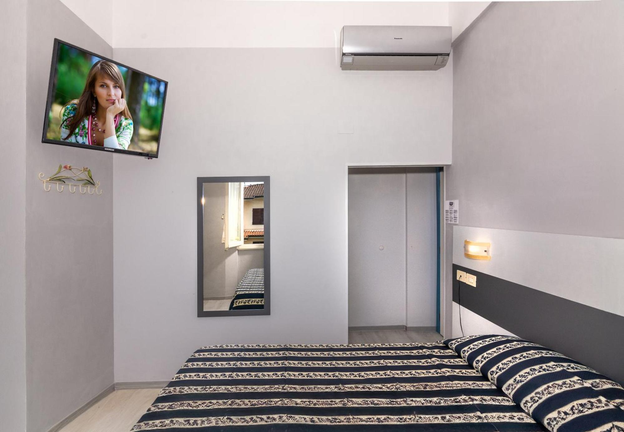 Hotel Apuana مارينا دي بييتراسانْت المظهر الخارجي الصورة