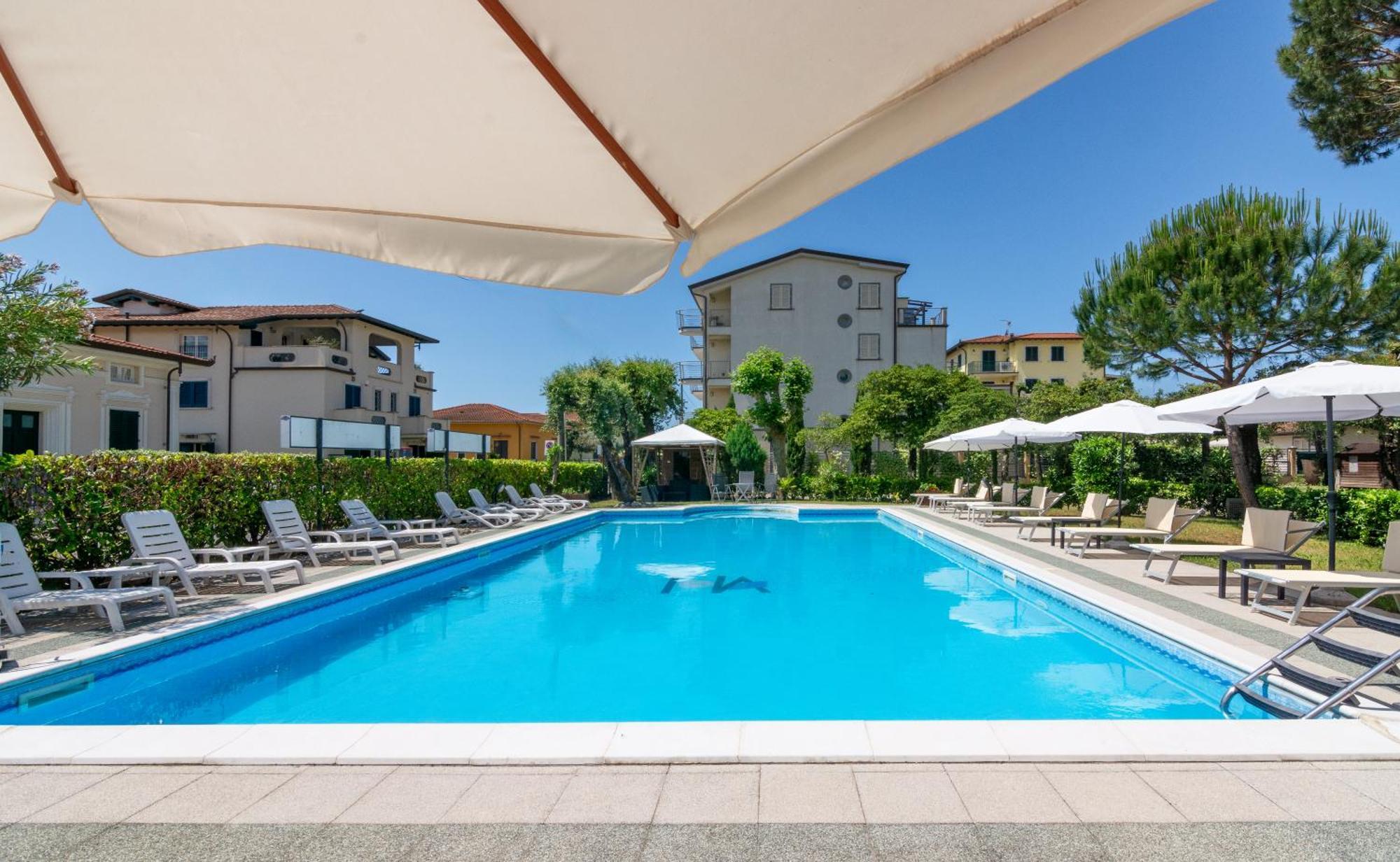Hotel Apuana مارينا دي بييتراسانْت المظهر الخارجي الصورة