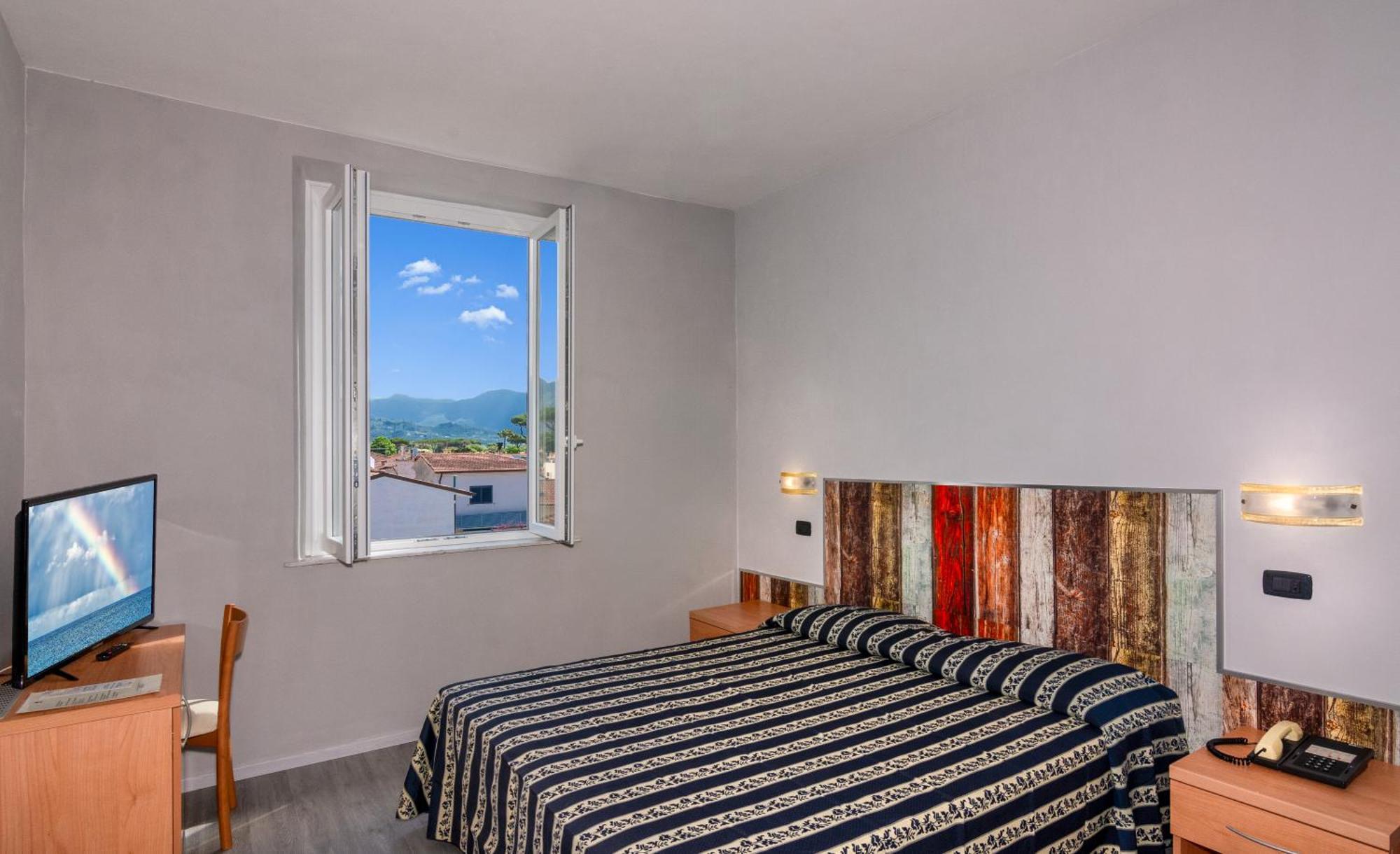 Hotel Apuana مارينا دي بييتراسانْت المظهر الخارجي الصورة
