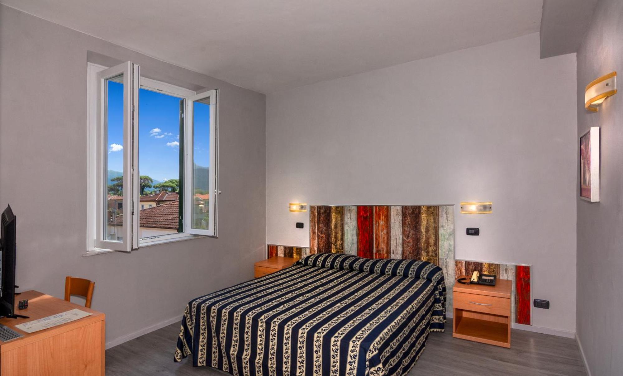 Hotel Apuana مارينا دي بييتراسانْت المظهر الخارجي الصورة