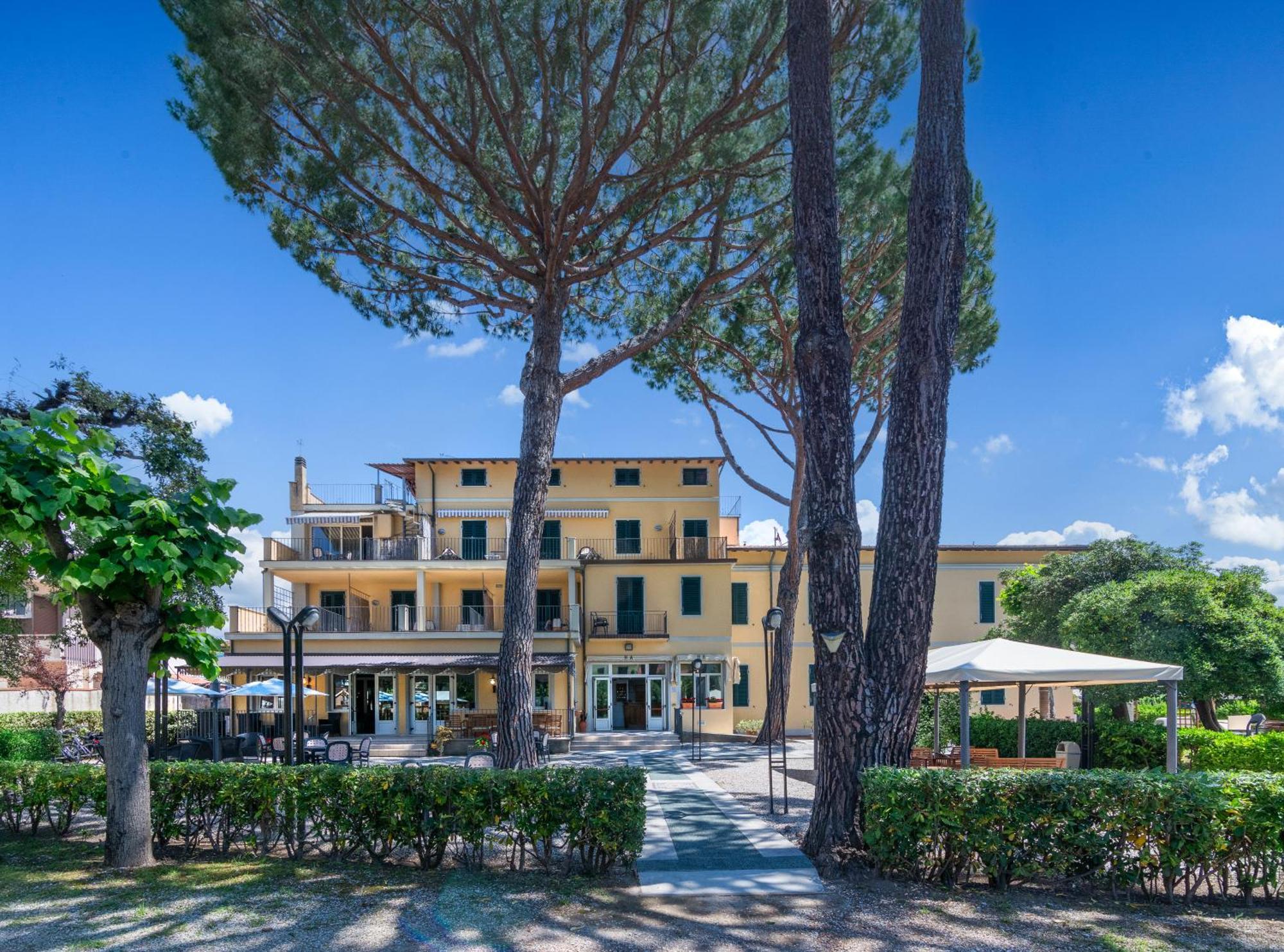 Hotel Apuana مارينا دي بييتراسانْت المظهر الخارجي الصورة