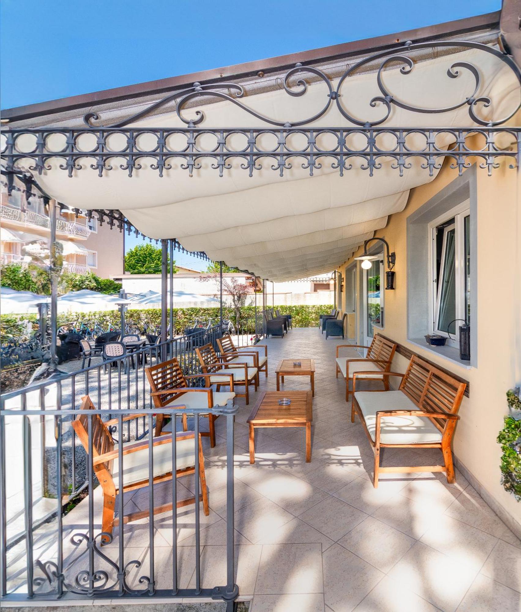 Hotel Apuana مارينا دي بييتراسانْت المظهر الخارجي الصورة