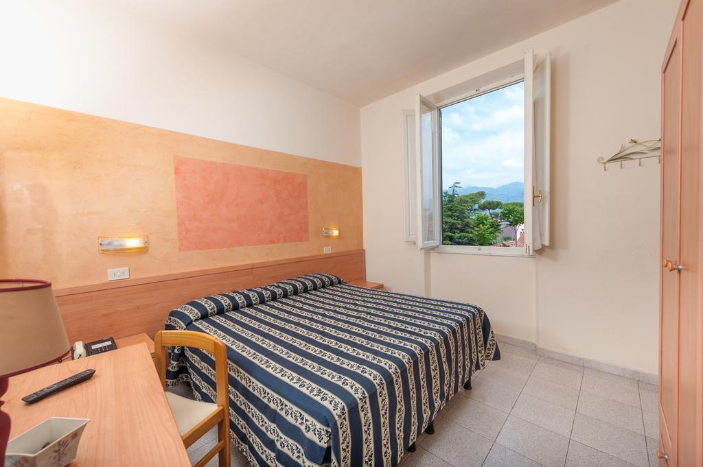 Hotel Apuana مارينا دي بييتراسانْت المظهر الخارجي الصورة