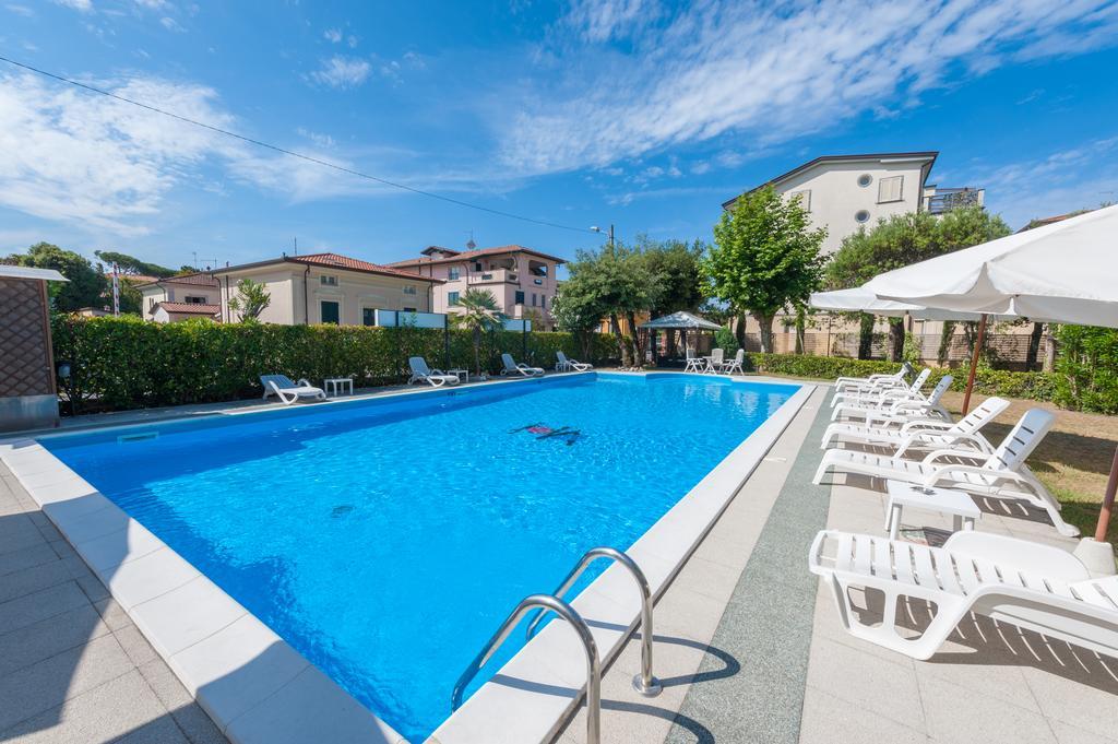 Hotel Apuana مارينا دي بييتراسانْت المظهر الخارجي الصورة